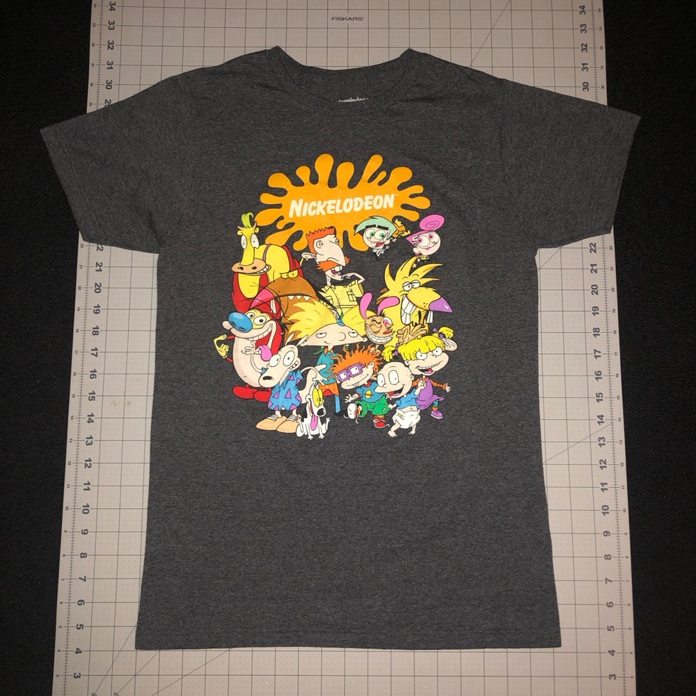 Nickelodeon. Size medium. Gray color. Short Sleeve Shirt.